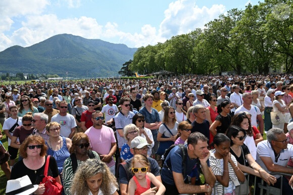 Un homme, prénommé Abdalmashi H. fait irruption dans un jardin d'enfants et poignarde quatre bambins, Ennio, Alba, Ettie et Peter, et deux adultes.
Le maire de Annecy François Astorg a organisé un recueillement en hommage aux victimes de l'attaque au couteau dans un parc du Paquier le 11 juin 2023. © Frédéric Chambert / Panoramic / Bestimage