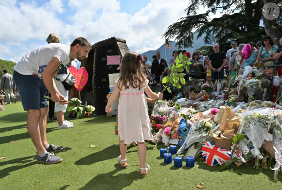 Les victimes sont alors en urgence absolue. Fort heureusement, elles parviennent toutes à se remettre de ce drame épouvantable.
Hommage aux victimes de l'attaque au couteau dans le parc des jardins de l'Europe à Annecy le 11 juin 2023. © Frédéric Chambert / Panoramic / Bestimage 