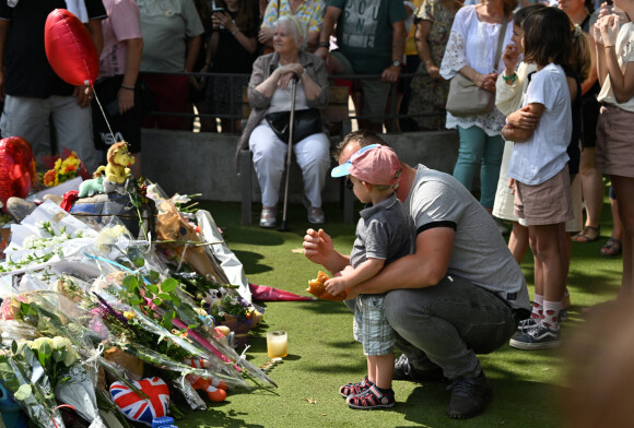 Si les victimes ont pu être sauvées, c'est aussi grâce à tous ces anonymes qui sont tout de suite intervenus sur les lieux du drame.
Hommage aux victimes de l'attaque au couteau dans le parc des jardins de l'Europe à Annecy le 11 juin 2023. © Frédéric Chambert / Panoramic / Bestimage 