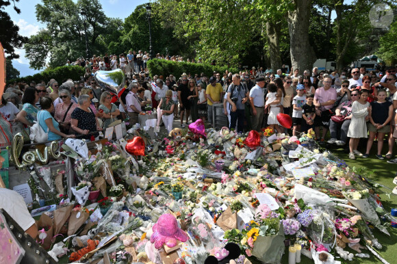 Parmi ces anges gardiens, Pauline, 29 ans, qui est infirmière urgentiste.
Hommage aux victimes de l'attaque au couteau dans le parc des jardins de l'Europe à Annecy le 11 juin 2023. © Frédéric Chambert / Panoramic / Bestimage 