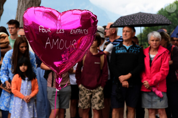 L'attaque au couteau d'Annecy a ému la France entière. 
Hommage aux victimes au lendemain de l'attaque au couteau survenue dans le parc des jardins de l'Europe à Annecy, France.