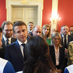 Le président de la République Emmanuel Macron et sa femme la Première DameBrigitte Macron à la préfecture de Haute-Savoie, au lendemain d'une attaque massive à l'arme blanche dans un parc à Annecy, France, le 9 juin 2023.