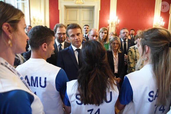 Le président de la République Emmanuel Macron et sa femme la Première DameBrigitte Macron à la préfecture de Haute-Savoie, au lendemain d'une attaque massive à l'arme blanche dans un parc à Annecy, France, le 9 juin 2023.
