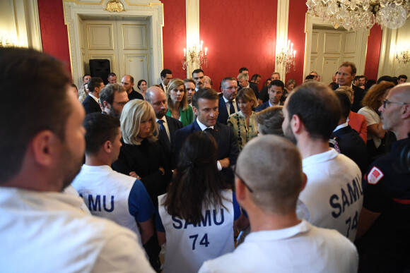 Le président de la République Emmanuel Macron et sa femme la Première DameBrigitte Macron à la préfecture de Haute-Savoie, au lendemain d'une attaque massive à l'arme blanche dans un parc à Annecy, France, le 9 juin 2023.