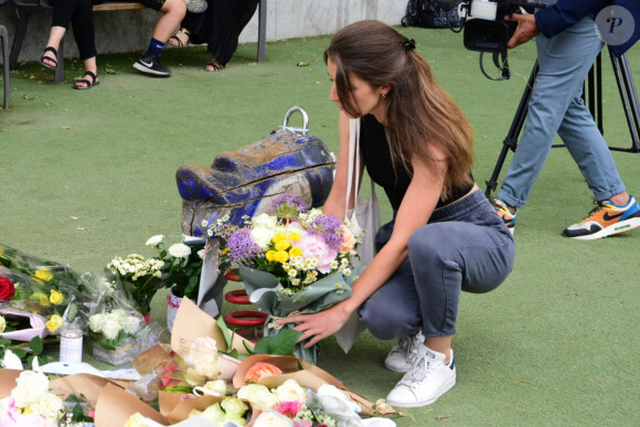 Hommage aux victimes au lendemain de l'attaque au couteau survenue dans le parc des jardins de l'Europe à Annecy, France, le 9 juin 2023.