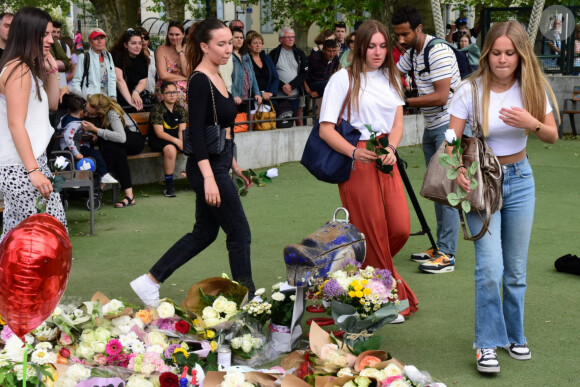 Hommage aux victimes au lendemain de l'attaque au couteau survenue dans le parc des jardins de l'Europe à Annecy, France, le 9 juin 2023. Jeudi 8 juin, six personnes (dont quatre enfants de 24 à 36 mois) ont été poignardées par un réfugié syrien de 31 ans dans un parc de la ville d'Annecy, avant d'être interpellé par les forces de l'ordre.  © Romain Doucelin / Bestimage 