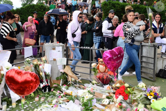 Hommage aux victimes au lendemain de l'attaque au couteau survenue dans le parc des jardins de l'Europe à Annecy, France, le 9 juin 2023. Jeudi 8 juin, six personnes (dont quatre enfants de 24 à 36 mois) ont été poignardées par un réfugié syrien de 31 ans dans un parc de la ville d'Annecy, avant d'être interpellé par les forces de l'ordre.  © Romain Doucelin / Bestimage 