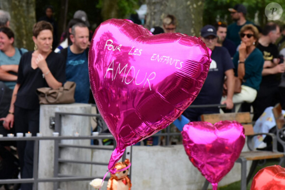 Hommage aux victimes au lendemain de l'attaque au couteau survenue dans le parc des jardins de l'Europe à Annecy, France, le 9 juin 2023. Jeudi 8 juin, six personnes (dont quatre enfants de 24 à 36 mois) ont été poignardées par un réfugié syrien de 31 ans dans un parc de la ville d'Annecy, avant d'être interpellé par les forces de l'ordre.  © Romain Doucelin / Bestimage 