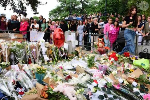 Hommage aux victimes au lendemain de l'attaque au couteau survenue dans le parc des jardins de l'Europe à Annecy, France, le 9 juin 2023. Jeudi 8 juin, six personnes (dont quatre enfants de 24 à 36 mois) ont été poignardées par un réfugié syrien de 31 ans dans un parc de la ville d'Annecy, avant d'être interpellé par les forces de l'ordre.  © Romain Doucelin / Bestimage 