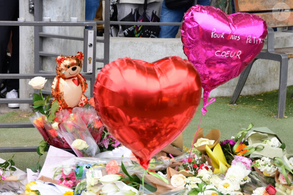 Hommage aux victimes au lendemain de l'attaque au couteau survenue dans le parc des jardins de l'Europe à Annecy, France, le 9 juin 2023. Jeudi 8 juin, six personnes (dont quatre enfants de 24 à 36 mois) ont été poignardées par un réfugié syrien de 31 ans dans un parc de la ville d'Annecy, avant d'être interpellé par les forces de l'ordre.  © Romain Doucelin / Bestimage 