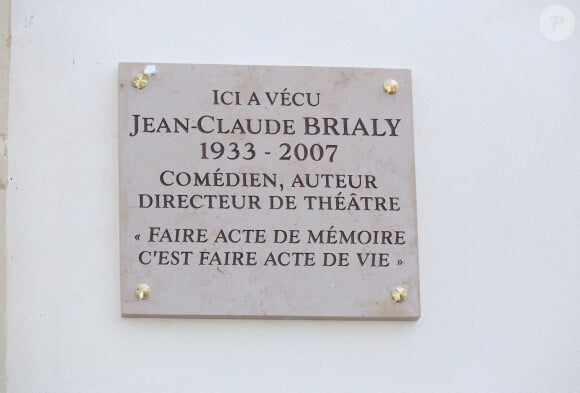 Cette plaque est posée sur la façade de l'immeuble dans lequel Jean-Luc Brialy a vécu.
Dévoilement d'une plaque commémorative en l'honneur de Jean-Claude Brialy sur la façade de l'immeuble où il vécut 25 quai de Bourbon Paris 4ème, à Paris, France, le 14 juin 2023. © Coadic Guirec/Bestimage 