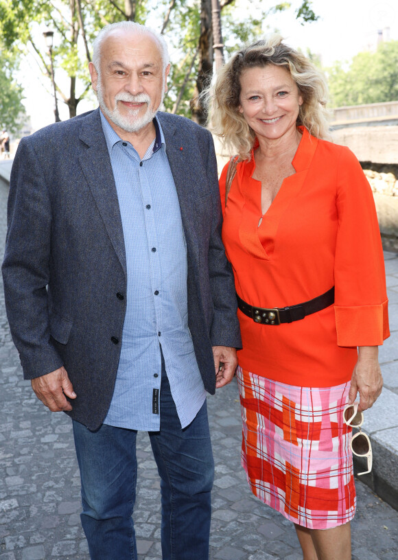 Francis Perrin et guest - Dévoilement d'une plaque commémorative en l'honneur de Jean-Claude Brialy sur la façade de l'immeuble où il vécut 25 quai de Bourbon Paris 4ème, à Paris, France, le 14 juin 2023. © Coadic Guirec/Bestimage 