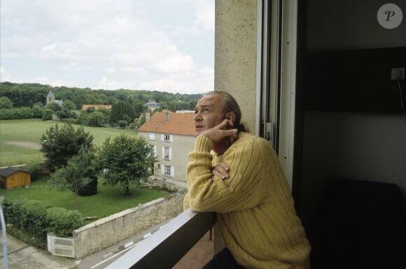 Archives -En France, à l'hôpital du Chesnay, Alain Gillot-Petre à la fenêtre de sa chambre d'hôpital