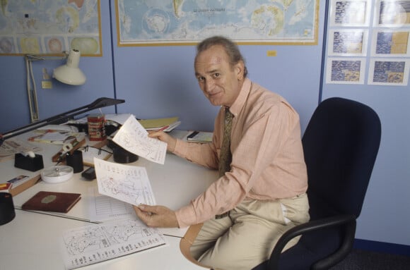 Archives - En France, à Paris, Alain Gillot-Petre devant une carte de FRANCE.