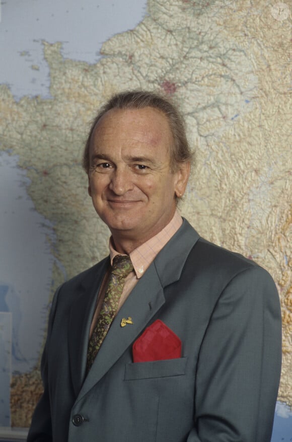 Archives - En France, à Paris, Alain Gillot-Petre devant une carte de FRANCE.