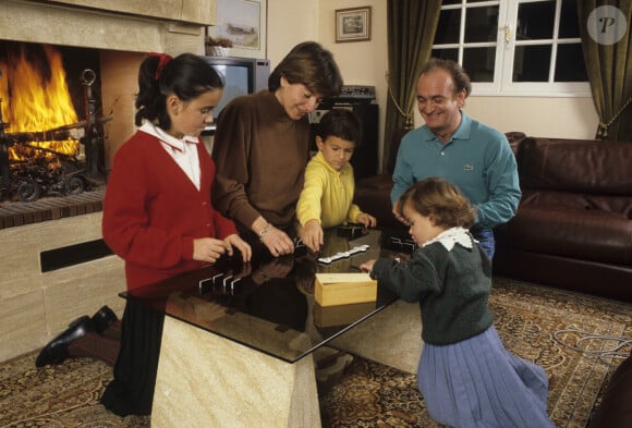 Archives - No Web - En France, à Orgeval,chez lui, Alain GILLOT-PETRE avec sa femme Marie-Claude et leurs 3 enfants, Frédérica, 3 ans 1/2, Alexandra, 10 ans, Maximilien 7 ans 1/2.  