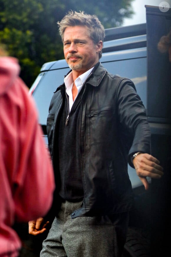 L'acteur est accusé de nombreux méfaits par l'un de ses associés au château de Miraval. 
Exclusif - George Clooney et Brad Pitt arrivent sur le tournage de "Wolves" à Los Angeles, le 16 mars 2023. George Clooney a plaisanté avec le livreur de boissons en lui donnant une tape amicale tandis que Brad Pitt a été accueilli avec une tasse de thé. 
