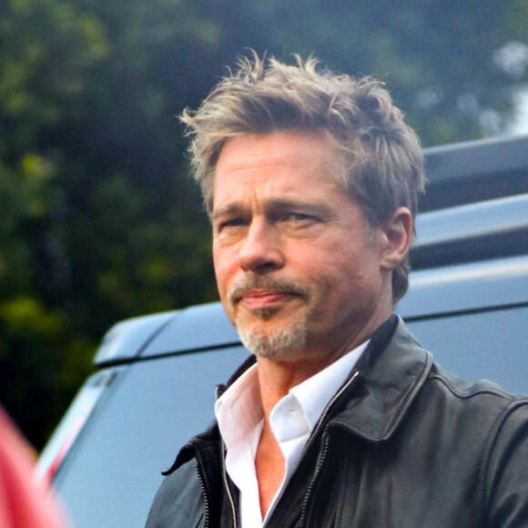 L'acteur est accusé de nombreux méfaits par l'un de ses associés au château de Miraval. 
Exclusif - George Clooney et Brad Pitt arrivent sur le tournage de "Wolves" à Los Angeles, le 16 mars 2023. George Clooney a plaisanté avec le livreur de boissons en lui donnant une tape amicale tandis que Brad Pitt a été accueilli avec une tasse de thé. 