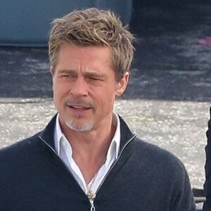 Brad Pitt est dans la tourmente. 
Exclusif - Brad Pitt fait un break lors du tournage du film "Wolves", qu'il coproduit avec son ami G.Clooney