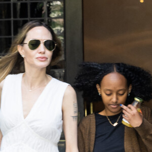 Angelina Jolie et sa fille Zahara Jolie-Pitt à New York City, New York, Etats-Unis, le 18 mai 2023. L'actrice américaine portait une robe blanche et des talons compensés. 