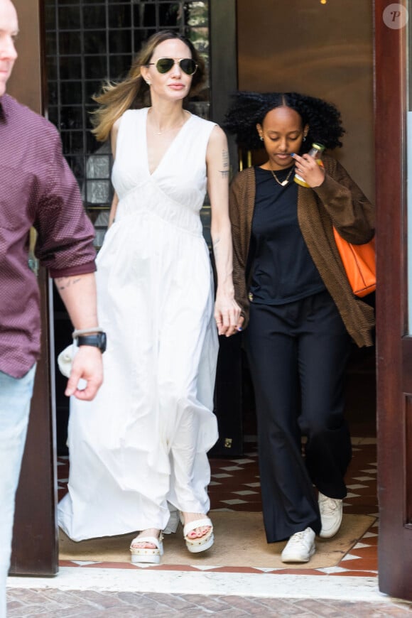 Angelina Jolie et sa fille Zahara Jolie-Pitt à New York City, New York, Etats-Unis, le 18 mai 2023. L'actrice américaine portait une robe blanche et des talons compensés. 