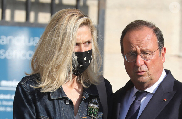 Julie Gayet et son compagnon François Hollande - Sorties des obsèques de Florence Rogers-Pinault en l'Église Saint-Sulpice à Paris, le 8 septembre 2021.
