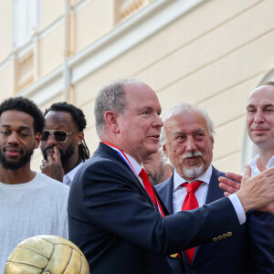 Le prince Albert II de Monaco, Aleksei Fedorychev, Oleksiy Yefimov, Sasa Obradovic et les joueurs de la Roca Team - La famille princière de Monaco accueille et félicite l'équipe de basketball monégasque la Roca Team au Palais Princier, le 17 juin 2023. © Claudia Albuquerque/Bestimage