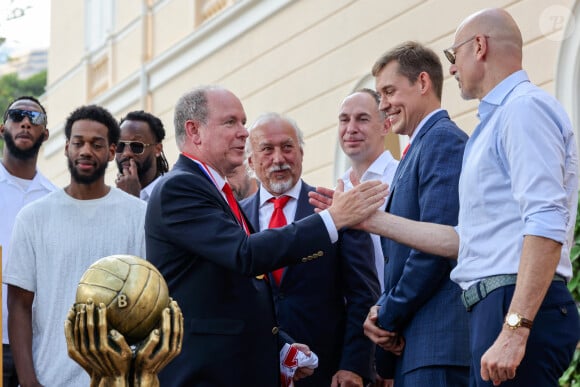 Le prince Albert II de Monaco, Aleksei Fedorychev, Oleksiy Yefimov, Sasa Obradovic et les joueurs de la Roca Team - La famille princière de Monaco accueille et félicite l'équipe de basketball monégasque la Roca Team au Palais Princier, le 17 juin 2023. © Claudia Albuquerque/Bestimage