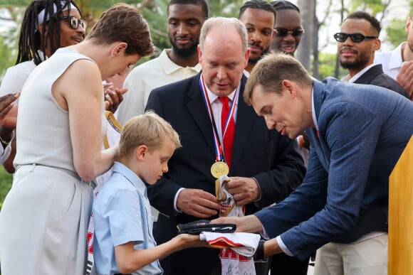 Le prince Albert II de Monaco, la princesse Charlène de Monaco, le prince Jacques de Monaco, Oleksiy Yefimov et les joueurs de la Roca Team - La famille princière de Monaco accueille et félicite l'équipe de basketball monégasque la Roca Team au Palais Princier, le 17 juin 2023. © Claudia Albuquerque/Bestimage