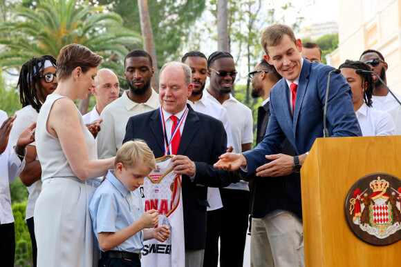 Le prince Albert II de Monaco, la princesse Charlène de Monaco, le prince Jacques de Monaco, Oleksiy Yefimov et les joueurs de la Roca Team - La famille princière de Monaco accueille et félicite l'équipe de basketball monégasque la Roca Team au Palais Princier, le 17 juin 2023. © Claudia Albuquerque/Bestimage