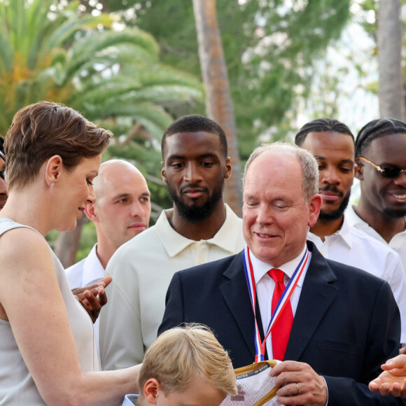 Le prince Albert II de Monaco, la princesse Charlène de Monaco, le prince Jacques de Monaco, Oleksiy Yefimov et les joueurs de la Roca Team - La famille princière de Monaco accueille et félicite l'équipe de basketball monégasque la Roca Team au Palais Princier, le 17 juin 2023. © Claudia Albuquerque/Bestimage