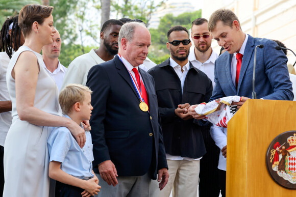 Le prince Albert II de Monaco, la princesse Charlène de Monaco, le prince Jacques de Monaco, Oleksiy Yefimov et les joueurs de la Roca Team - La famille princière de Monaco accueille et félicite l'équipe de basketball monégasque la Roca Team au Palais Princier, le 17 juin 2023. © Claudia Albuquerque/Bestimage