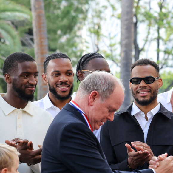 Le prince Albert II de Monaco, la princesse Charlène de Monaco, le prince Jacques de Monaco, Aleksei Fedorychev et les joueurs de la Roca Team - La famille princière de Monaco accueille et félicite l'équipe de basketball monégasque la Roca Team au Palais Princier, le 17 juin 2023. © Claudia Albuquerque/Bestimage