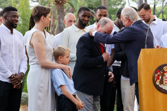 Le prince Albert II de Monaco, la princesse Charlène de Monaco, le prince Jacques de Monaco, Aleksei Fedorychev et les joueurs de la Roca Team - La famille princière de Monaco accueille et félicite l'équipe de basketball monégasque la Roca Team au Palais Princier, le 17 juin 2023. © Claudia Albuquerque/Bestimage