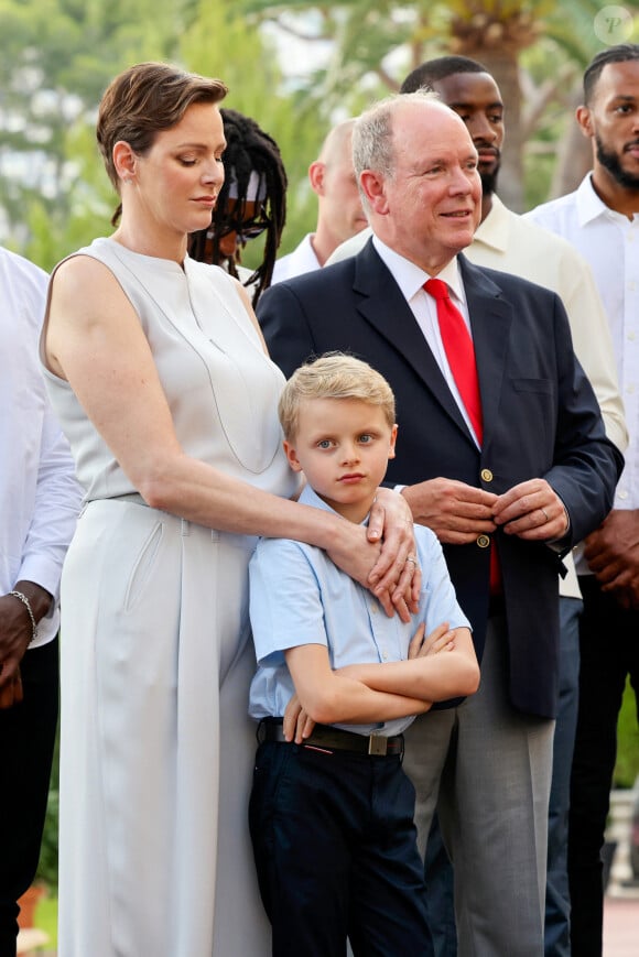 Retour éclair, à la maison, pour la princesse.
Le prince Albert II de Monaco, la princesse Charlène de Monaco, le prince Jacques de Monaco, marquis des Baux et les joueurs de la Roca Team - La famille princière de Monaco accueille et félicite l'équipe de basketball monégasque la Roca Team au Palais Princier. © Claudia Albuquerque/Bestimage