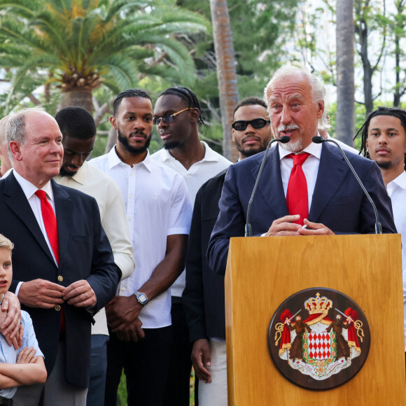 Le prince Albert II de Monaco, la princesse Charlène de Monaco, le prince Jacques de Monaco, marquis des Baux, Aleksei Fedorychev et les joueurs de la Roca Team - La famille princière de Monaco accueille et félicite l'équipe de basketball monégasque la Roca Team au Palais Princier, le 17 juin 2023. © Claudia Albuquerque/Bestimage