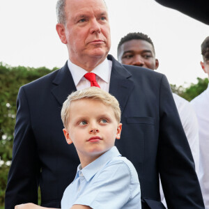 Charlene de Monaco était de passage en Corse, à Calvi, le vendredi 16 juin 2023.
Le prince Albert II de Monaco, le prince Jacques de Monaco - La famille princière de Monaco accueille et félicite l'équipe de basketball monégasque la Roca Team au Palais Princier, le 17 juin 2023. © Claudia Albuquerque/Bestimage