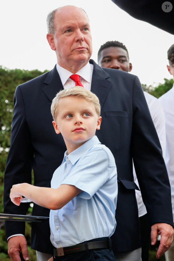 Charlene de Monaco était de passage en Corse, à Calvi, le vendredi 16 juin 2023.
Le prince Albert II de Monaco, le prince Jacques de Monaco - La famille princière de Monaco accueille et félicite l'équipe de basketball monégasque la Roca Team au Palais Princier, le 17 juin 2023. © Claudia Albuquerque/Bestimage