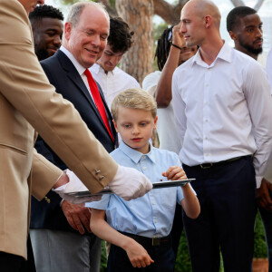 Le prince Albert II de Monaco, le prince Jacques de Monaco et les joueurs de la Roca Team - La famille princière de Monaco accueille et félicite l'équipe de basketball monégasque la Roca Team au Palais Princier, le 17 juin 2023. © Claudia Albuquerque/Bestimage