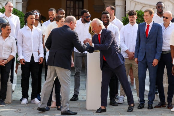 Le prince Albert II de Monaco, la princesse Charlène de Monaco, le prince Jacques de Monaco, marquis des Baux, Aleksei Fedorychev, propriétaire, Oleksiy Yefimov, directeur sportif, Sasa Obradovic, coach et les joueurs de la Roca Team - La famille princière de Monaco accueille et félicite l'équipe de basketball monégasque la Roca Team au Palais Princier, le 17 juin 2023. © Claudia Albuquerque/Bestimage