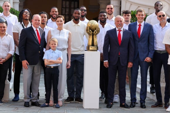 Le prince Albert II de Monaco, la princesse Charlène de Monaco, le prince Jacques de Monaco, marquis des Baux, Aleksei Fedorychev, propriétaire, Oleksiy Yefimov, directeur sportif, Sasa Obradovic, coach et les joueurs de la Roca Team - La famille princière de Monaco accueille et félicite l'équipe de basketball monégasque la Roca Team au Palais Princier, le 17 juin 2023. © Claudia Albuquerque/Bestimage