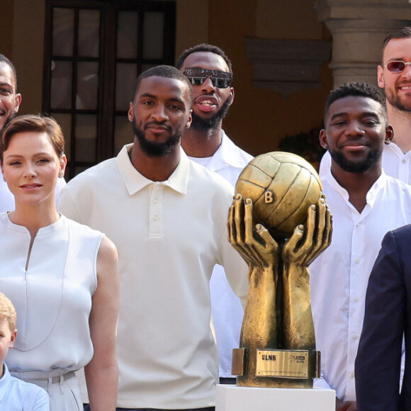 Le prince Albert II de Monaco, la princesse Charlène de Monaco, le prince Jacques de Monaco, marquis des Baux, Aleksei Fedorychev, propriétaire, Oleksiy Yefimov, directeur sportif, Sasa Obradovic, coach et les joueurs de la Roca Team - La famille princière de Monaco accueille et félicite l'équipe de basketball monégasque la Roca Team au Palais Princier, le 17 juin 2023. © Claudia Albuquerque/Bestimage