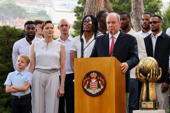 Le prince Albert II de Monaco, la princesse Charlène de Monaco, le prince Jacques de Monaco, marquis des Baux et les joueurs de la Roca Team - La famille princière de Monaco accueille et félicite l'équipe de basketball monégasque la Roca Team au Palais Princier, le 17 juin 2023. © Claudia Albuquerque/Bestimage