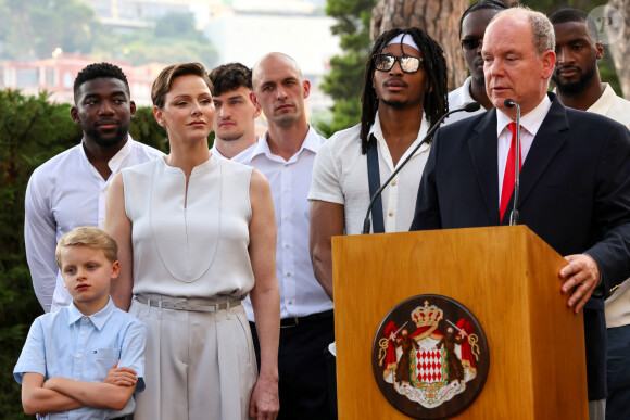 Le prince Albert II de Monaco, la princesse Charlène de Monaco, le prince Jacques de Monaco, marquis des Baux et les joueurs de la Roca Team - La famille princière de Monaco accueille et félicite l'équipe de basketball monégasque la Roca Team au Palais Princier, le 17 juin 2023. © Claudia Albuquerque/Bestimage