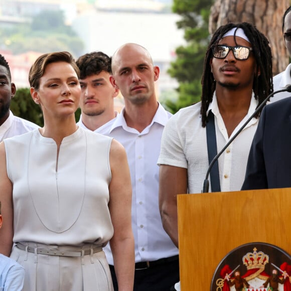 Le prince Albert II de Monaco, la princesse Charlène de Monaco, le prince Jacques de Monaco, marquis des Baux et les joueurs de la Roca Team - La famille princière de Monaco accueille et félicite l'équipe de basketball monégasque la Roca Team au Palais Princier, le 17 juin 2023. © Claudia Albuquerque/Bestimage