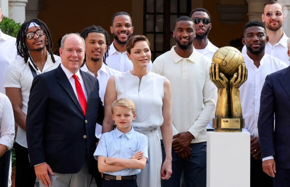 Le prince Albert II de Monaco, la princesse Charlène de Monaco, le prince Jacques de Monaco, marquis des Baux et les joueurs de la Roca Team - La famille princière de Monaco accueille et félicite l'équipe de basketball monégasque la Roca Team au Palais Princier, le 17 juin 2023. © Claudia Albuquerque/Bestimage