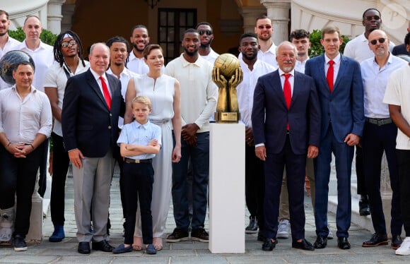 Le prince Albert II de Monaco, la princesse Charlène de Monaco, le prince Jacques de Monaco, marquis des Baux, Aleksei Fedorychev, propriétaire, Oleksiy Yefimov, directeur sportif, Sasa Obradovic, coach et les joueurs de la Roca Team - La famille princière de Monaco accueille et félicite l'équipe de basketball monégasque la Roca Team au Palais Princier, le 17 juin 2023. © Claudia Albuquerque/Bestimage