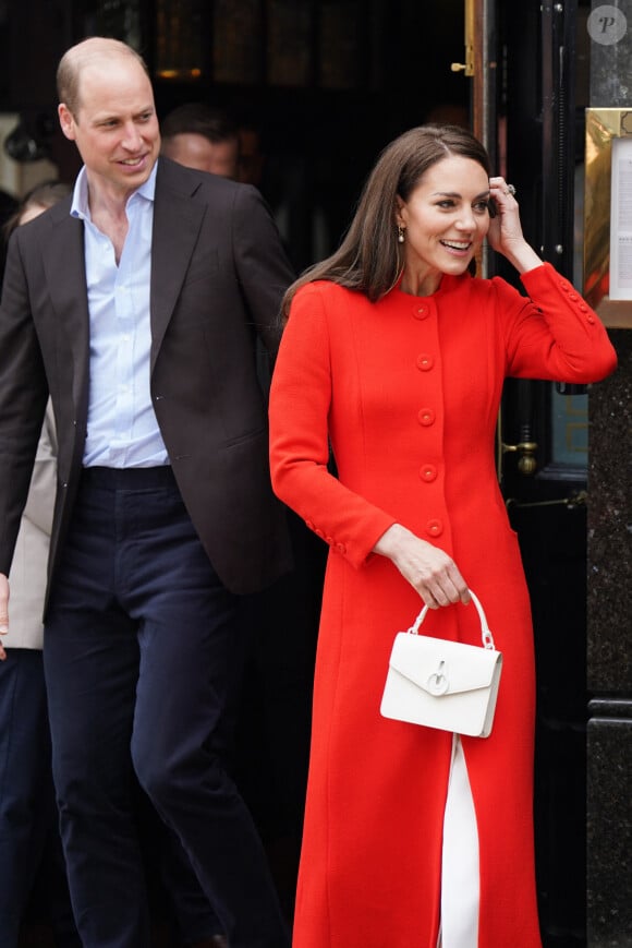 Le prince William, prince de Galles, et Catherine (Kate) Middleton, princesse de Galles, au pub Dog & Duck (Soho) à Londres pour voir comment l'établissement se prépare à célébrer le couronnement du roi d'Angleterre et de la reine consort, le 4 mai 2023. 