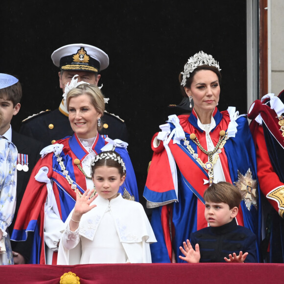 La famille royale britannique salue la foule sur le balcon du palais de Buckingham lors de la cérémonie de couronnement du roi d'Angleterre à Londres le 5 mai 2023. 