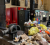Des bouteilles de plastiques de partout, les poubelles qui débordent, des piles de cartons et d'innombrables sacs... la scène est incroyable.
Estelle Denis choquée par l'état de la gare de Marseille à 5h du matin. Instagram